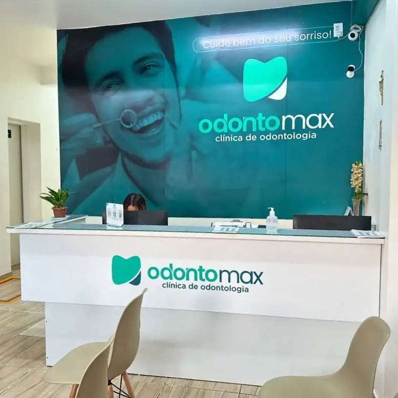 Recepção moderna e iluminada da clínica Odontomax Cohatrac